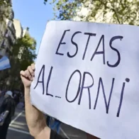 El jefe de Gabinete argentino, respaldado por Milei, se defiende de acusaciones de corrupción