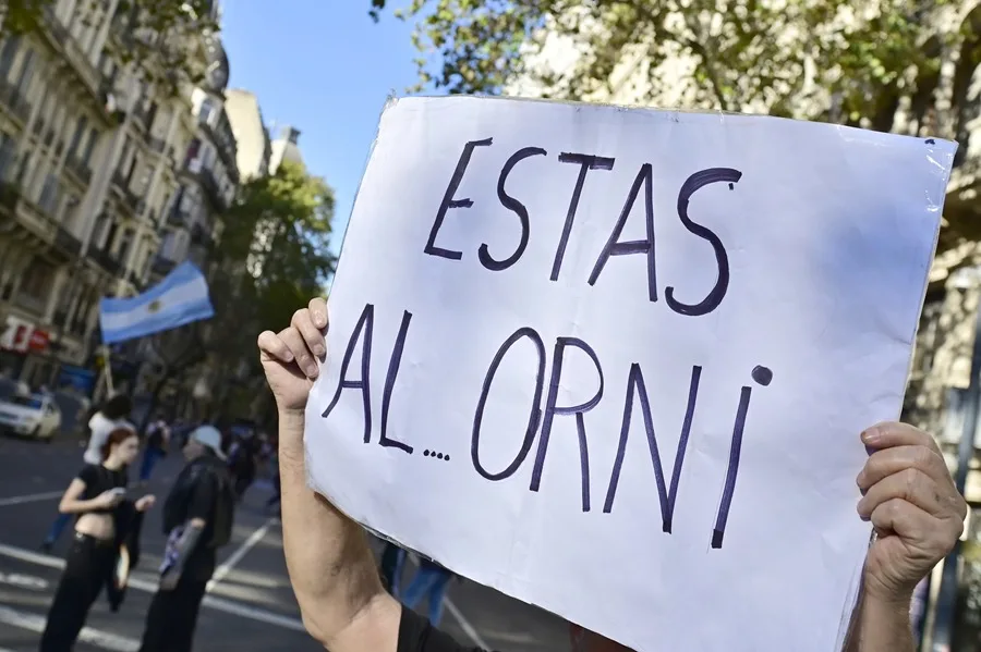 El jefe de Gabinete argentino, respaldado por Milei, se defiende de acusaciones de corrupción