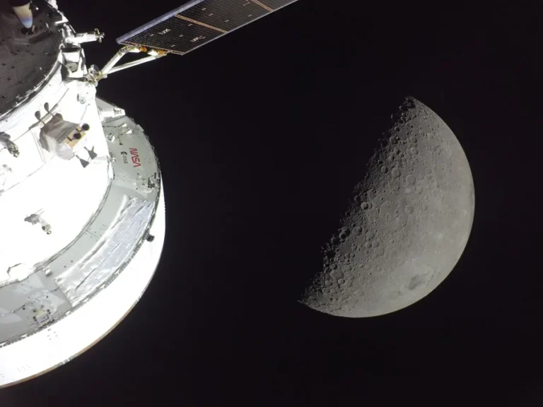 «En Orión falta espacio», la charla en órbita entre astronautas de Artemis y de la EEI