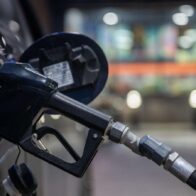 El precio de la gasolina en EEUU sube a 4,14 dólares por galón y en California roza los 6