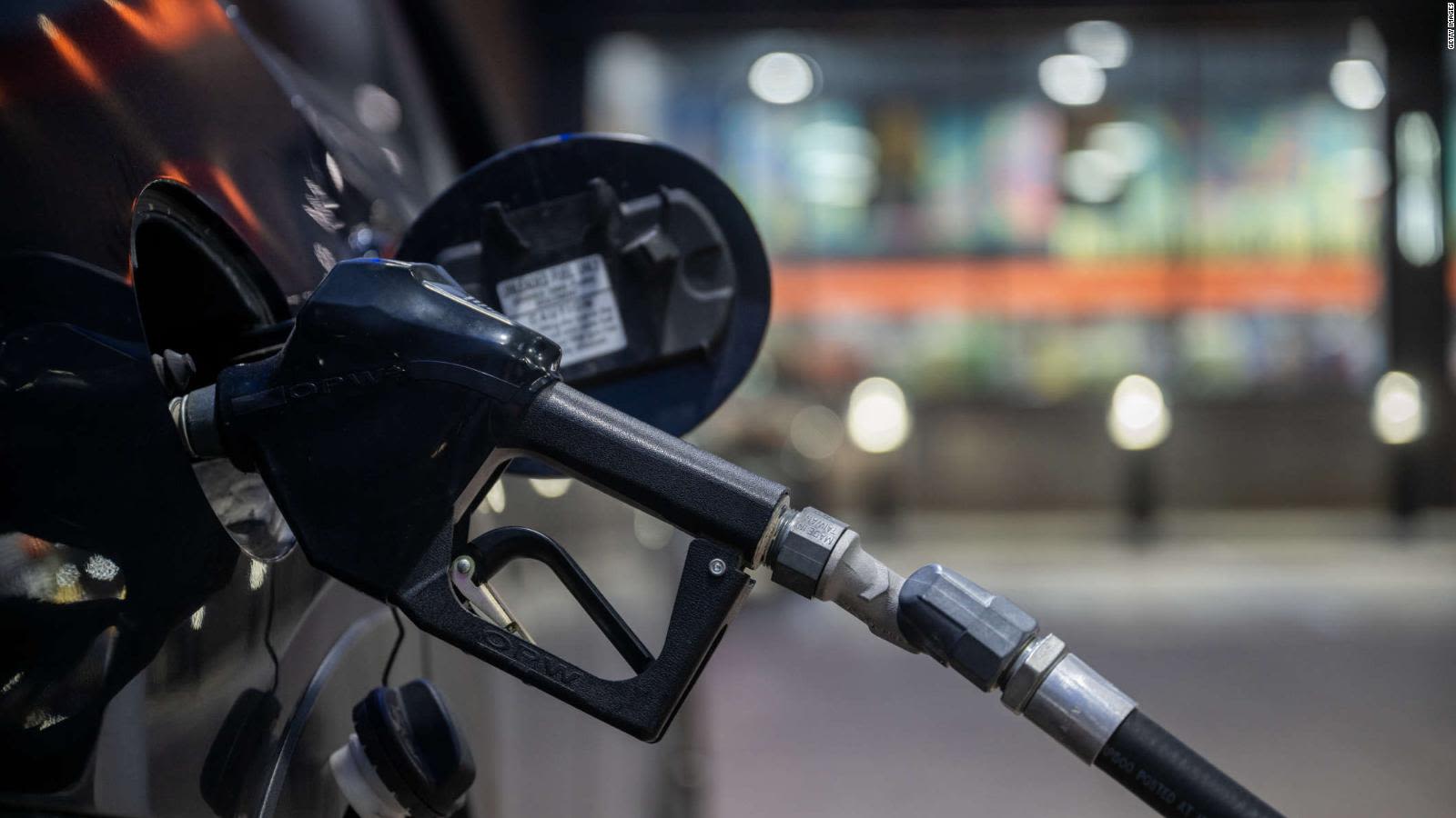 El precio de la gasolina en EEUU sube a 4,14 dólares por galón y en California roza los 6
