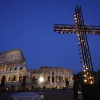 León XIV llega al Coliseo para su primer Viacrucis de Viernes Santo y cargar con la cruz