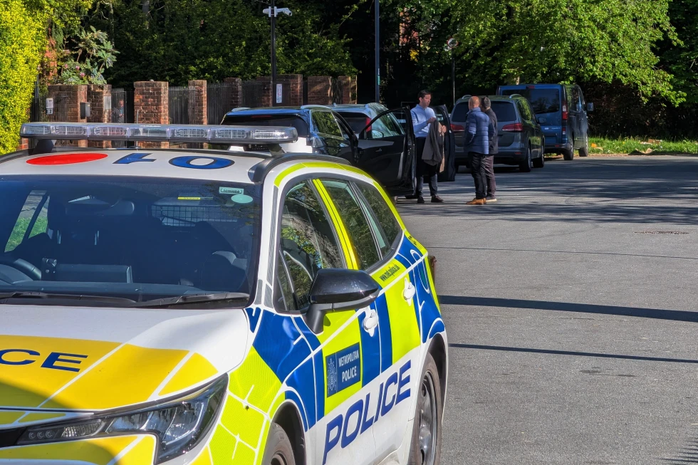 Adolescente admite responsabilidad en incendio contra edificio religioso en Londres