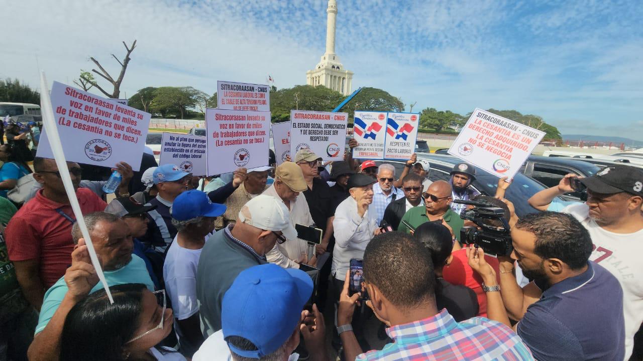 Trabajadores de Santiago marchan contra cambios a la cesantía y advierten posible huelga nacional