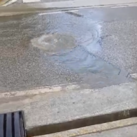 Denuncian desbordamiento de aguas residuales frente a hospital público en Las Terrenas