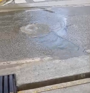 Denuncian desbordamiento de aguas residuales frente a hospital público en Las Terrenas