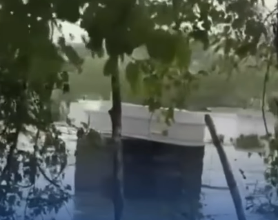Lluvias interrumpen sepelio y dejan ataúd expuesto en Puerto Plata