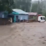 Desbordamiento de presa incomunica comunidades en Santiago Rodriguez y afecta vías hacia Dajabón
