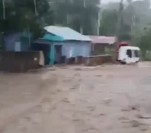 Desbordamiento de presa incomunica comunidades en Santiago Rodriguez y afecta vías hacia Dajabón