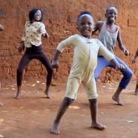 Niños africanos ponen al mundo a bailar al ritmo de “El Moñoñón”