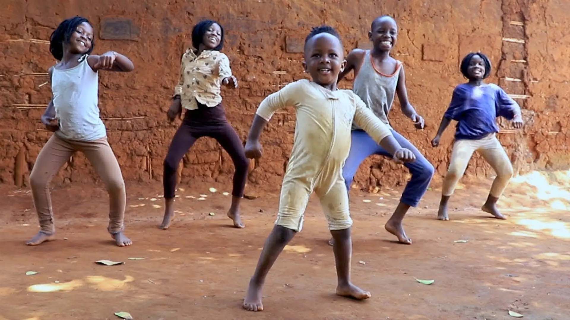 Niños africanos ponen al mundo a bailar al ritmo de “El Moñoñón”