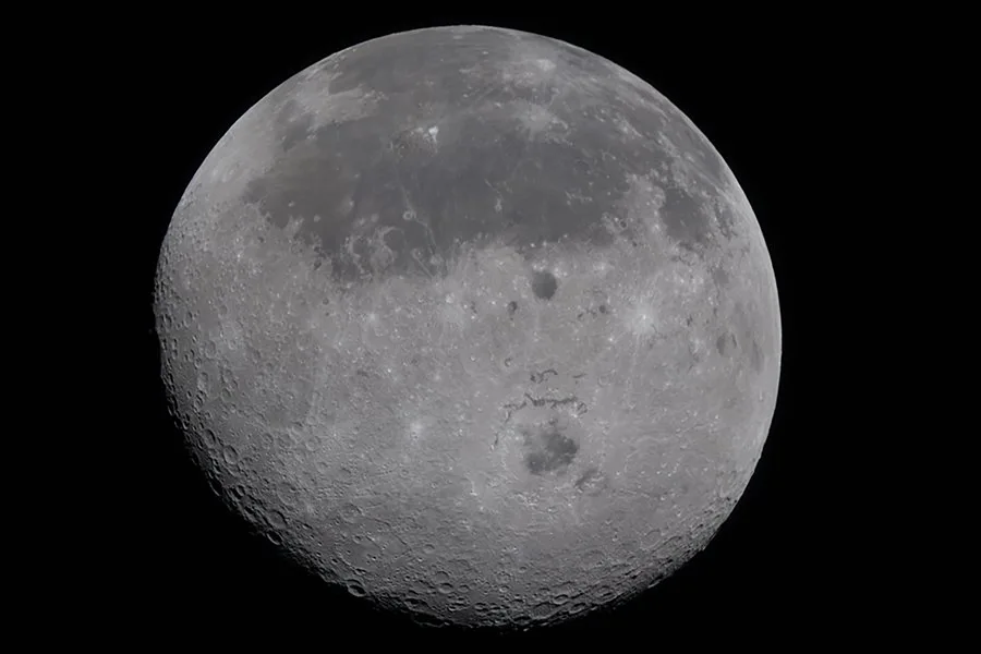 Astronautas de Artemis vieron destellos, polvo lunar y nuevos colores al pasar por la Luna