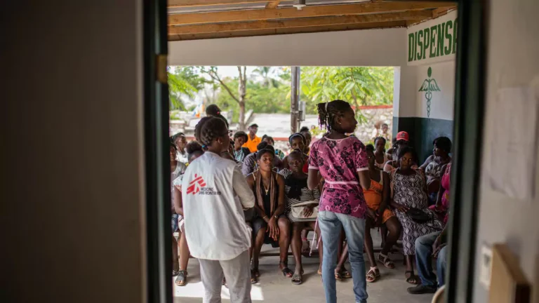 Durante el fin de semana del 18 y 19 de abril, miembros de nuestro personal nos llamaron para decirnos que estaban atrapados en sus casas debido a los disparos y que no tenían forma de escapar», explica en el comunicado Davina Hayles, coordinadora general de MSF en Haití. Casi 40 personas, entre ellas miembros del personal de MSF, acompañados de sus familias, acudieron a buscar refugio en nuestro hospital de Cité Soleil, al no tener ningún otro lugar seguro adónde ir», agrega.