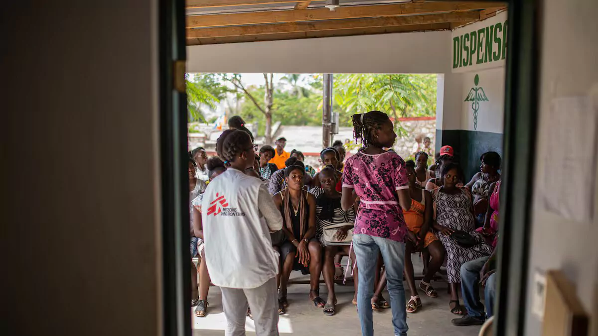 Durante el fin de semana del 18 y 19 de abril, miembros de nuestro personal nos llamaron para decirnos que estaban atrapados en sus casas debido a los disparos y que no tenían forma de escapar», explica en el comunicado Davina Hayles, coordinadora general de MSF en Haití. Casi 40 personas, entre ellas miembros del personal de MSF, acompañados de sus familias, acudieron a buscar refugio en nuestro hospital de Cité Soleil, al no tener ningún otro lugar seguro adónde ir», agrega.