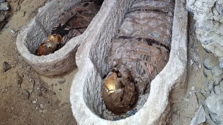 Misión arqueológica española descubre un cementerio romano con momias al sur de El Cairo