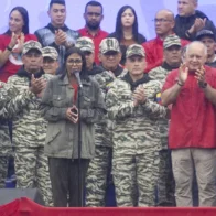 El oficialismo conmemora en una marcha al fallecido Hugo Chávez, 24 años después del golpe de Estado en su contra