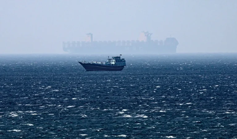 EE.UU. dice que 20 buques permanecen varados en un puerto clave iraní debido al bloqueo naval