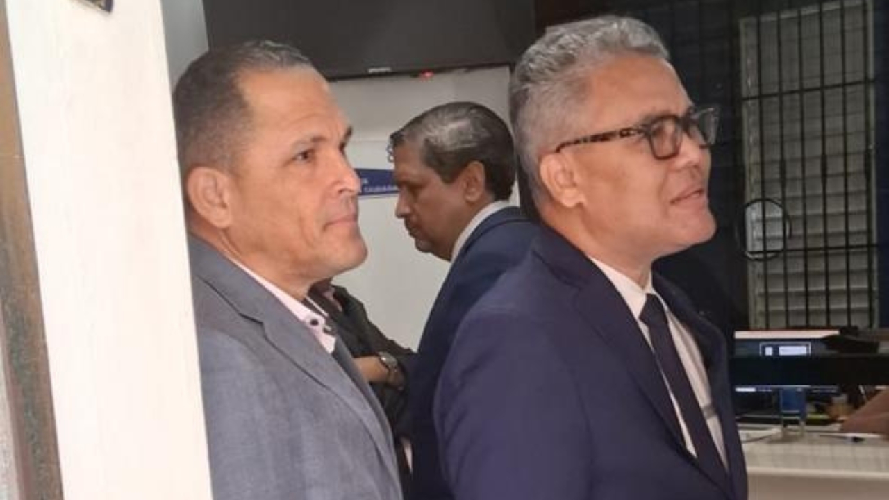 Carlos Peña se presenta a la Fiscalía para responder por acusación de difamación interpuesta por Energía 2000