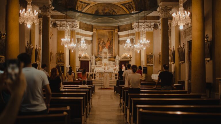 Iglesia Católica en Azua denuncia impacto ambiental de proyectos mineros y barcazas durante Sermón de las Siete Palabras