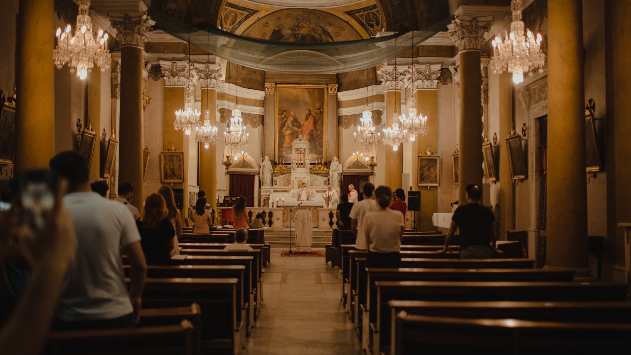 Iglesia Católica en Azua denuncia impacto ambiental de proyectos mineros y barcazas durante Sermón de las Siete Palabras