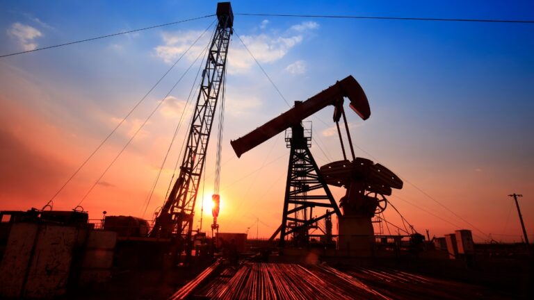 Petróleo de Texas sube un 7,13% tras el anuncio de Trump de bloquear el estrecho de Ormuz