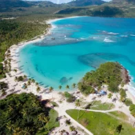 Gran afluencia de visitantes genera extensa fila vehicular hacia Playa Rincón y Caño Frío en Las Galeras