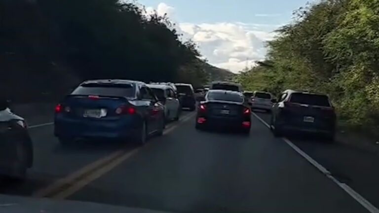 Reportan congestión vehicular en Azua por retorno masivo tras Semana Santa