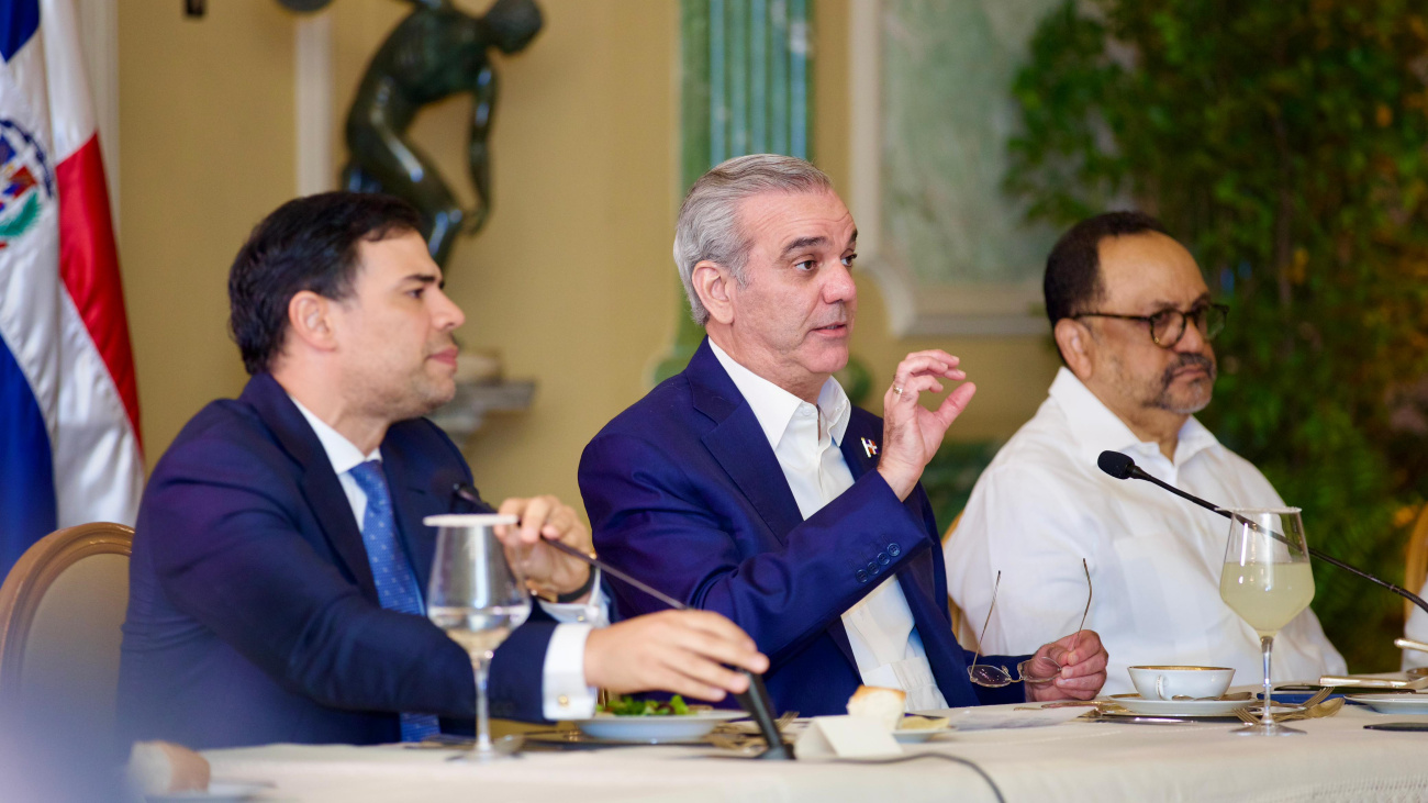 Abinader reafirma respaldo a la clase artística y escucha propuestas del sector cultural