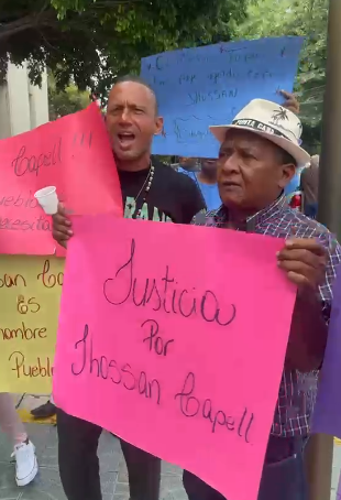 Personas se concentran frente al Palacio de Justicia en apoyo a Jhossan Capell y exigen su libertad