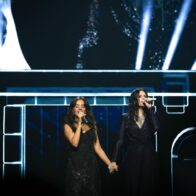 Camila Cabello sorprende a Laura Pausini en concierto durante celebración de su cumpleaños