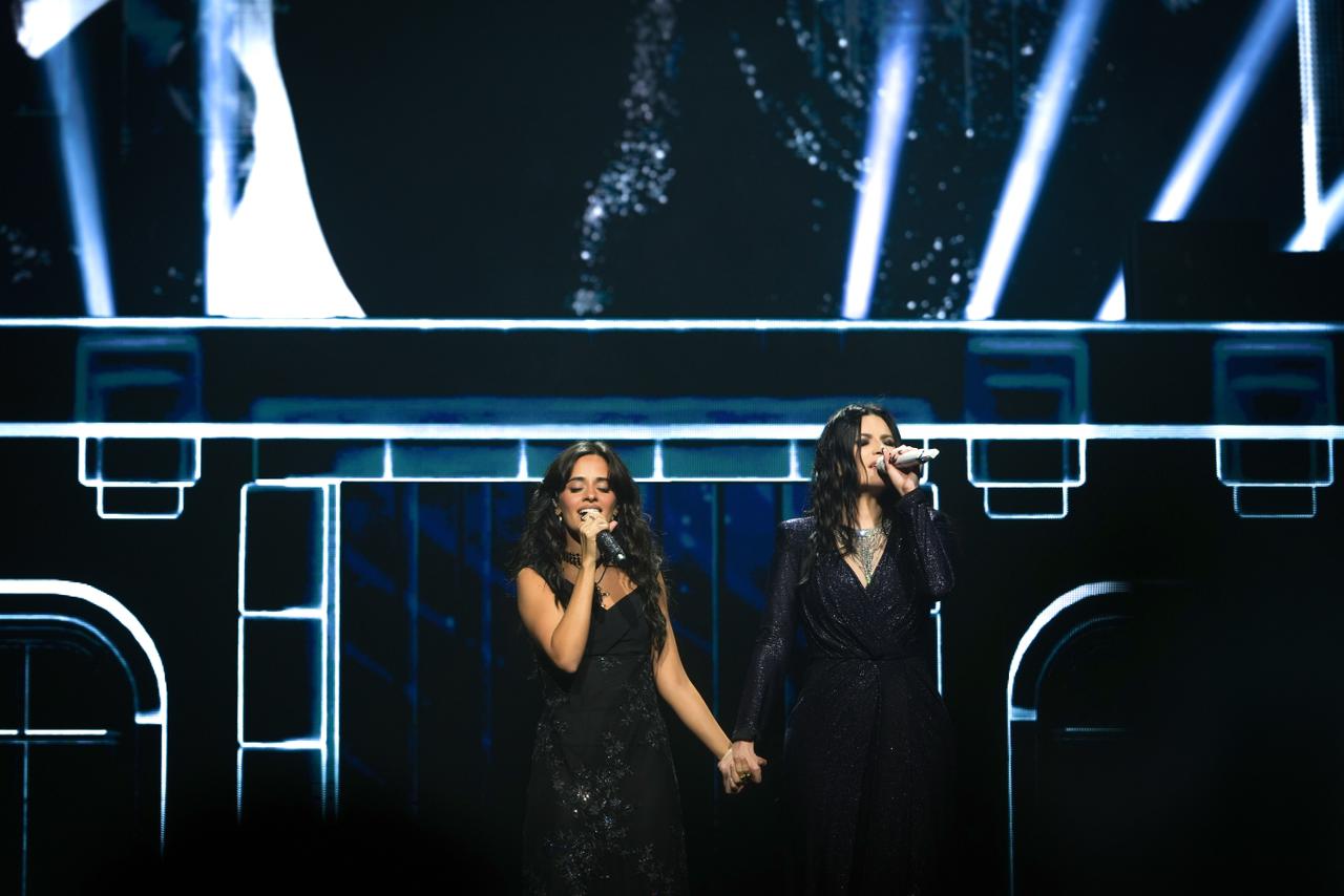 Camila Cabello sorprende a Laura Pausini en concierto durante celebración de su cumpleaños