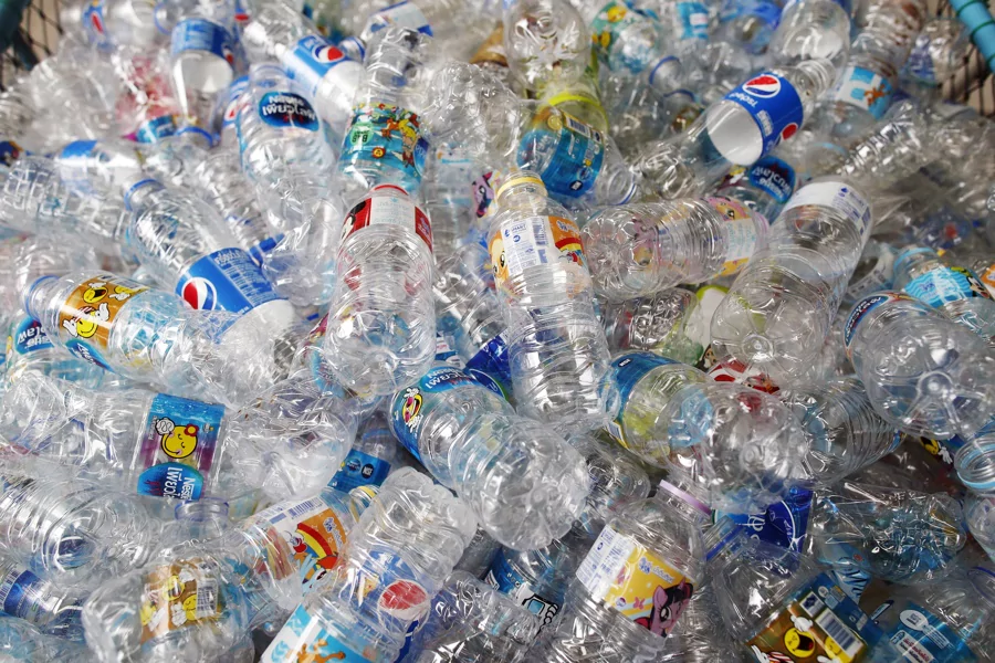 Revelan desafíos estructurales en el reciclaje del plástico cristalino
