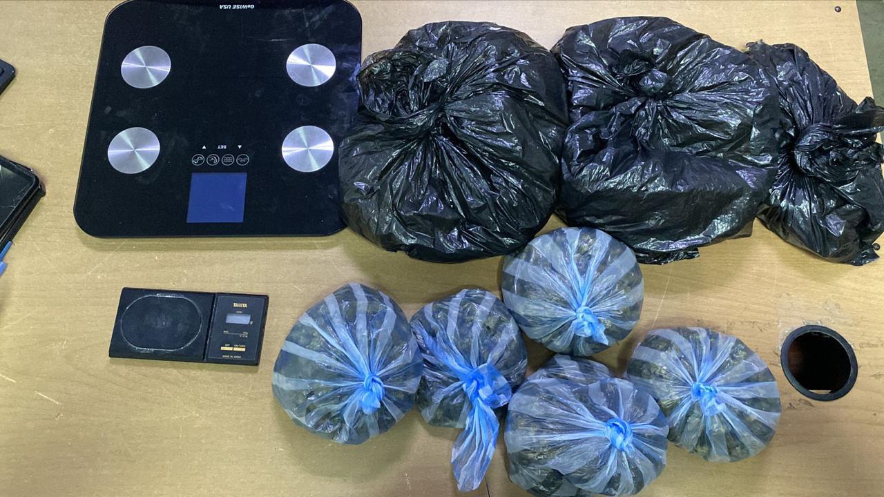 Allanamiento deja dos detenidos decomiso de drogas y contrabando de cigarrillos en Santiago