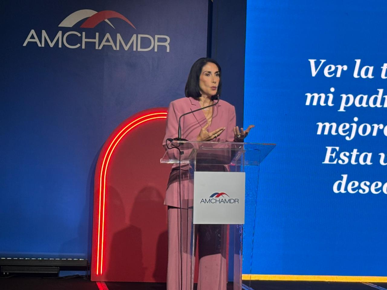 Raquel Arbaje destaca papel del sector privado en el desarrollo social durante almuerzo de AMCHAMDR