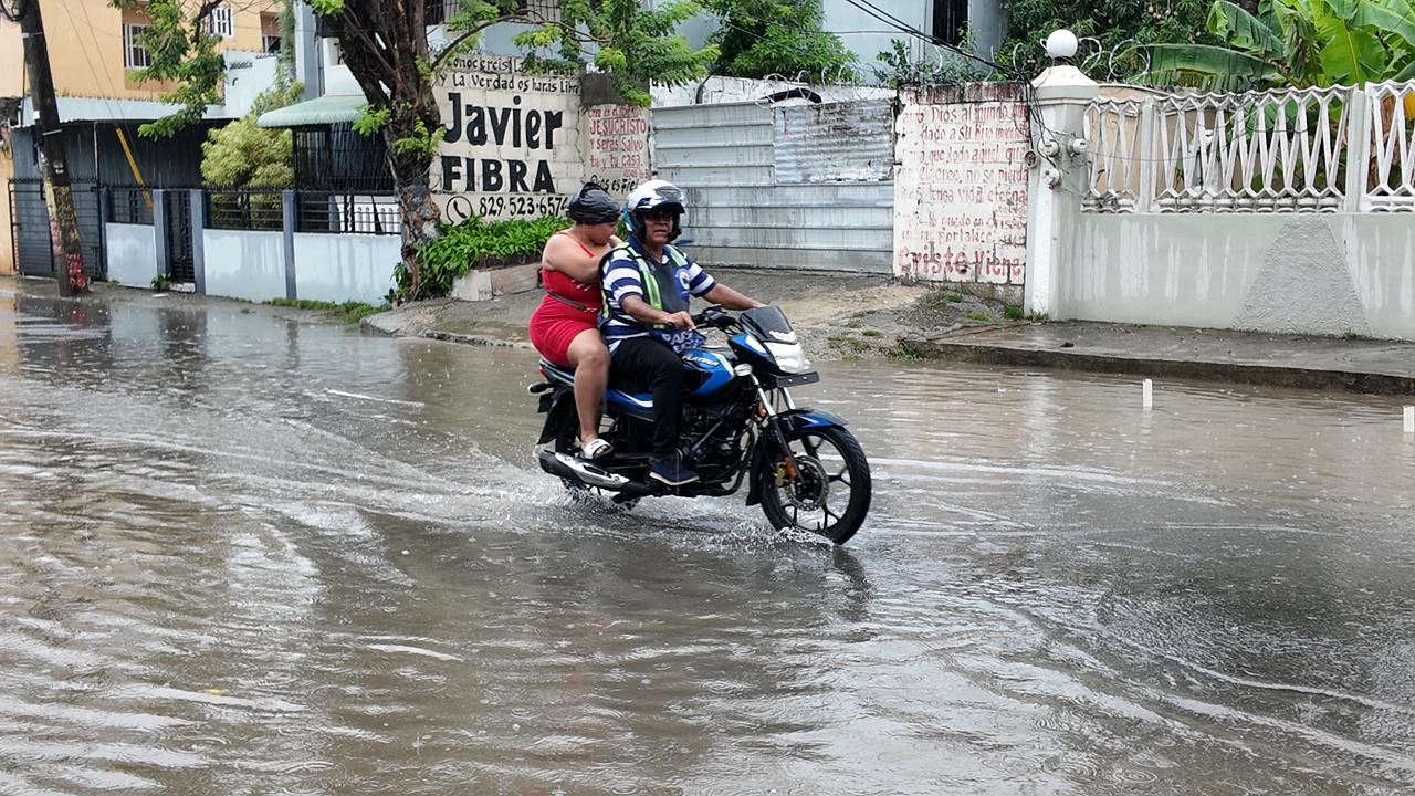 Lluvias causan inundaciones urbanas en el gran Santo Domingo