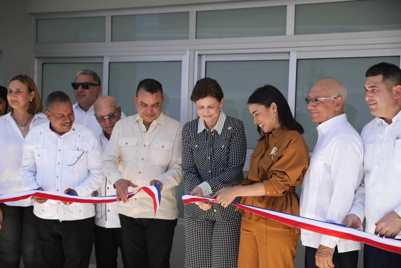 Raquel Peña y director del SNS entregan renovado hospital municipal de Castañuelas