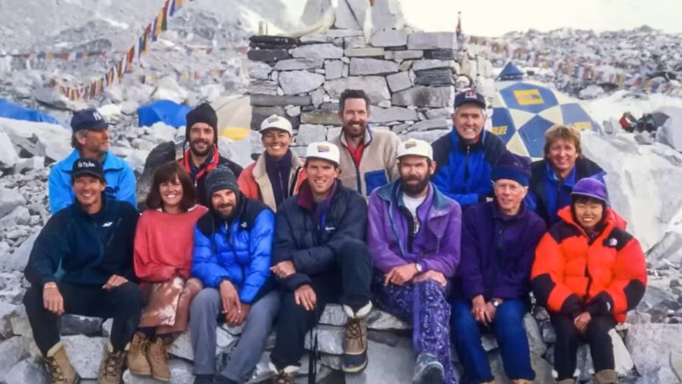 Una tormenta inesperada, 15 muertos y el sacrificio de un guía: así fue la noche más trágica en la historia del Everest