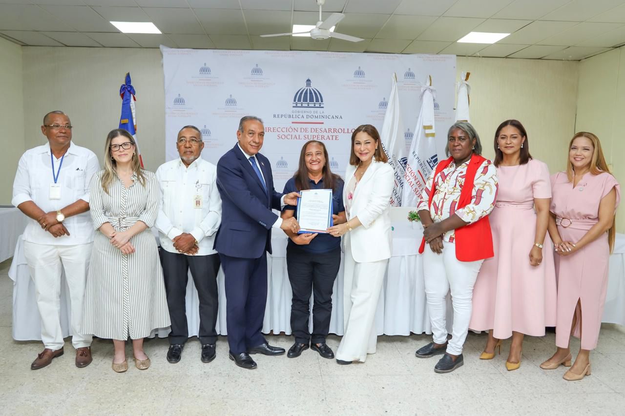 Supérate y Conape habilitan 71 personas cuidadoras de adultos mayores en Azua
