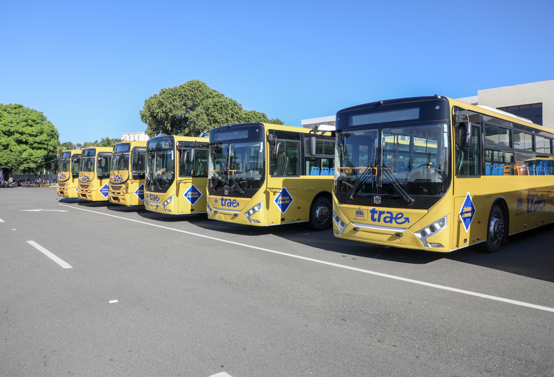 Gobierno y colegios privados coordinan plan de transporte escolar para reducir taponamientos