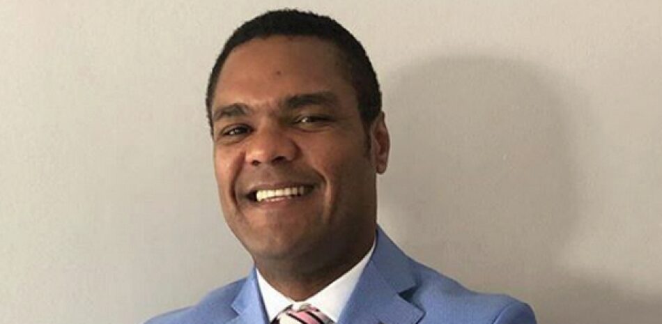 Exembajador Donni Santana continúa fuera de prisión pese a condena por incesto