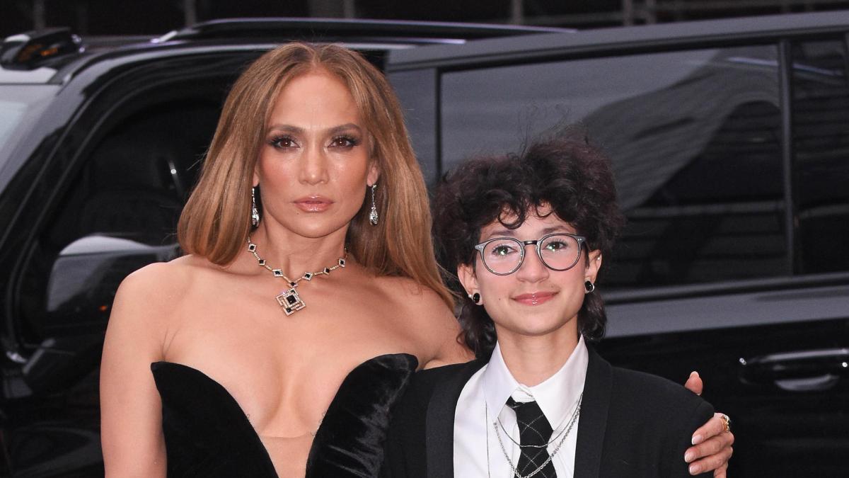 Hija de Jennifer López y Marc Anthony sorprende al graduarse bajo el nombre de Oskar Muñiz