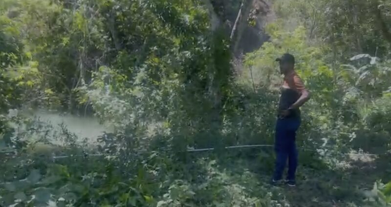 Derrumbe mantiene represado el río Quinigua y genera alarma en comunidades de Santiago