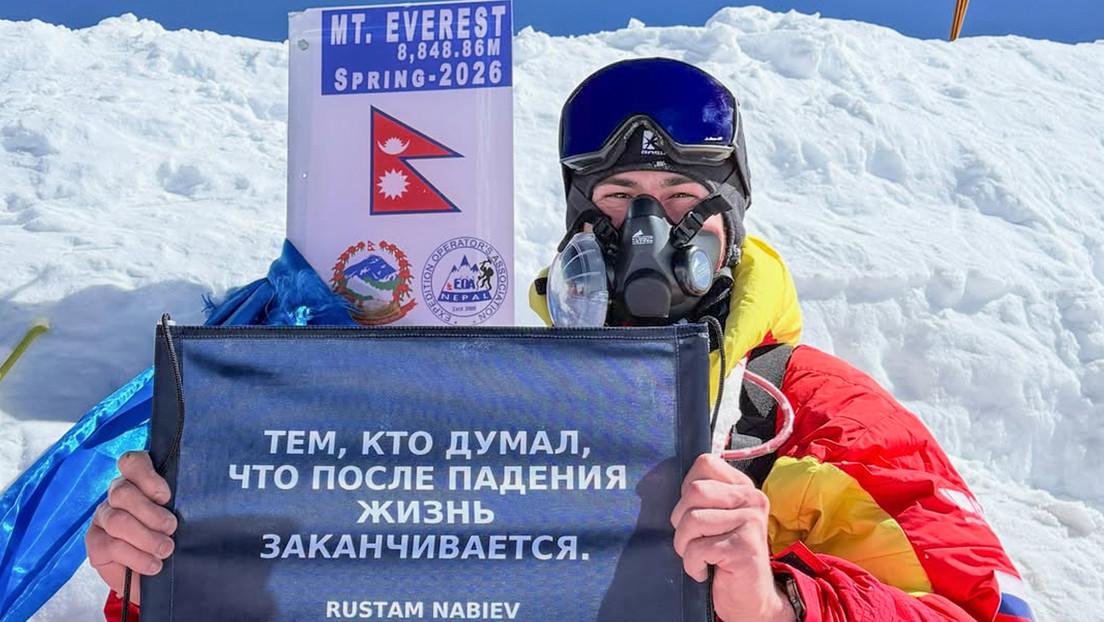 Hito histórico: alpinista ruso sin piernas conquista la cima del Everest