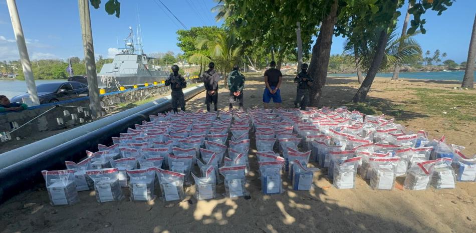 Interceptan narcolancha con 978 paquetes de presunta cocaína frente a costas de Santo Domingo