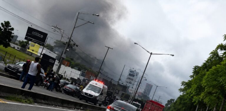 Incendio genera alarma en las inmediaciones del Jardín Botánico Nacional en Santo Domingo