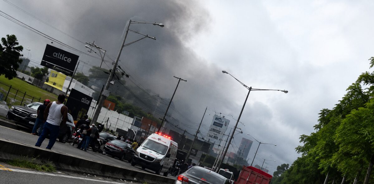Incendio genera alarma en las inmediaciones del Jardín Botánico Nacional en Santo Domingo