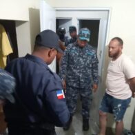Policía apresa prófugo y ocupa pistola durante allanamiento en Las Matas de Santa Cruz