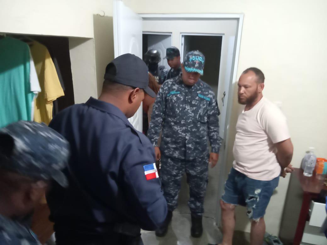 Policía apresa prófugo y ocupa pistola durante allanamiento en Las Matas de Santa Cruz