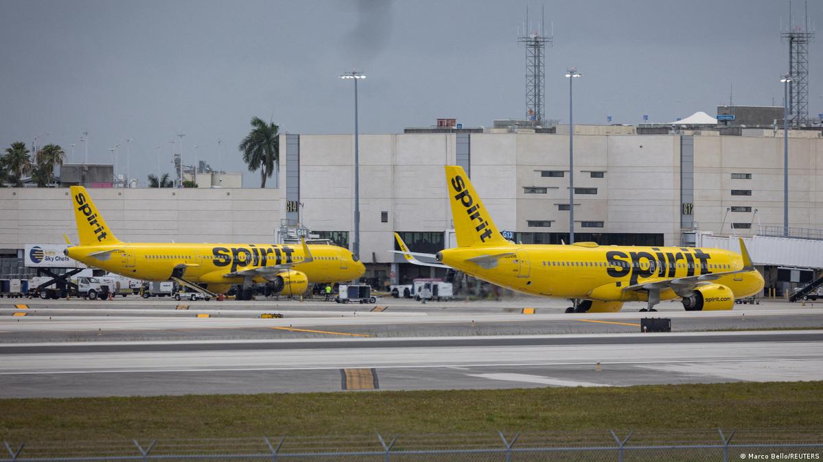 Autoridades exigen a Spirit Airlines datos de pasajeros afectados tras cierre de operaciones en El Salvador