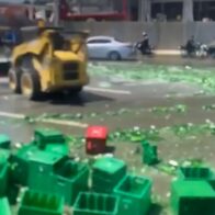 Camión pierde carga de cerveza y provoca caos en la 27 de Febrero